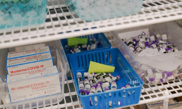 Mỹ phải bỏ hàng triệu liều vaccine mà không thể cho nước khác