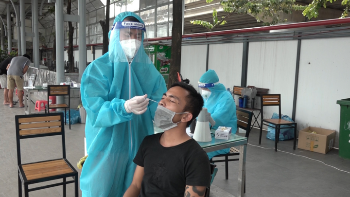 Video: Tài xế 'luồng xanh' được test nhanh COVID-19 ngay tại bến xe ở Hà Nội