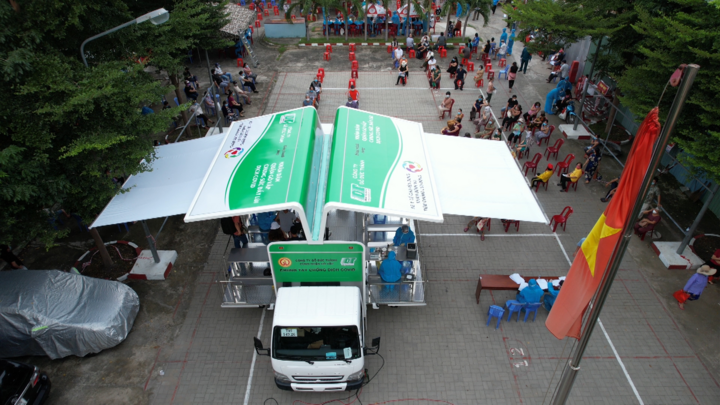 Video: Xe tiêm vaccine di động 'biến hình' trong 3 phút ở TP.HCM