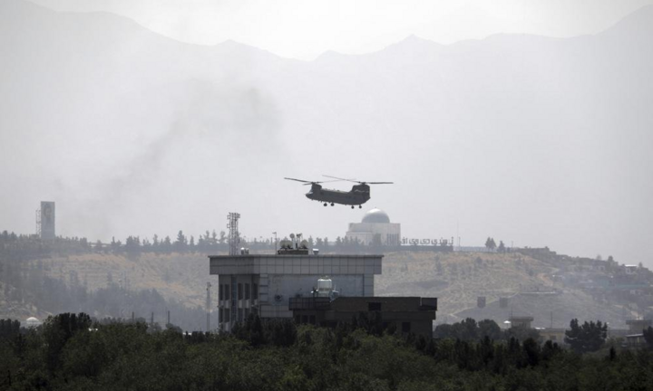 Trực thăng đỗ trên nóc Đại sứ quán Mỹ ở Afghanistan, Taliban sắp tiến vào Kabul