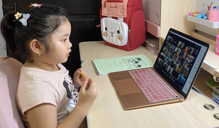 Phụ huynh lớp 1 lo con chưa biết đọc, biết viết đã phải học online