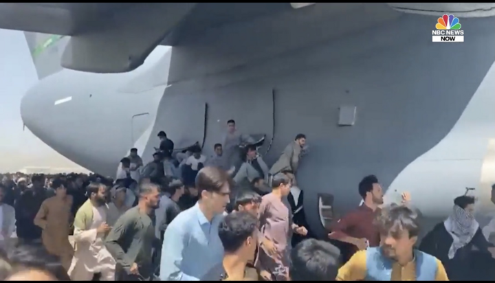 Video: Trăm người chen chúc đu bám bánh máy bay Mỹ rời Kabul