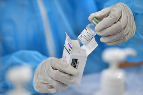 Hỏi đáp vaccine COVID-19: Tôi đang uống thuốc kháng sinh có được tiêm?