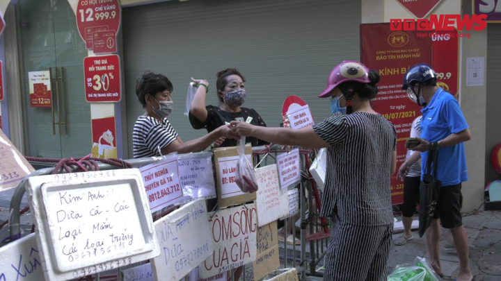 Video: Đi 'chợ nhà giàu' ở Hà Nội thời giãn cách, cứ alo là có hàng