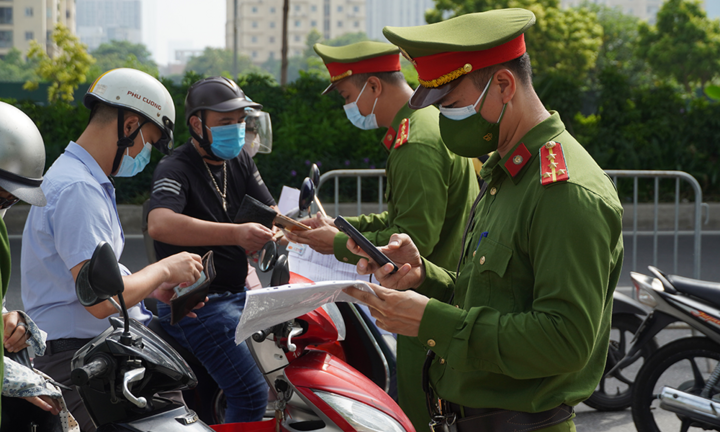 Lấy lý do quên giấy đi đường, nhiều người dân Hà Nội xin bỏ qua khi bị xử phạt