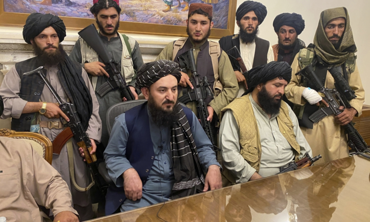 Taliban đánh thẳng vào Kabul bằng vũ khí Mỹ, Ak-47 thất sủng?