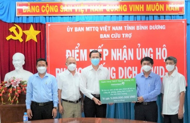 Vietcombank tài trợ 5 tỷ đồng hỗ trợ Bình Dương phòng chống dịch COVID-19