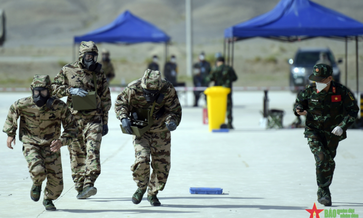 Tranh tài giữa sa mạc: Bộ đội Phòng hóa Việt Nam làm quen với vũ khí mới
