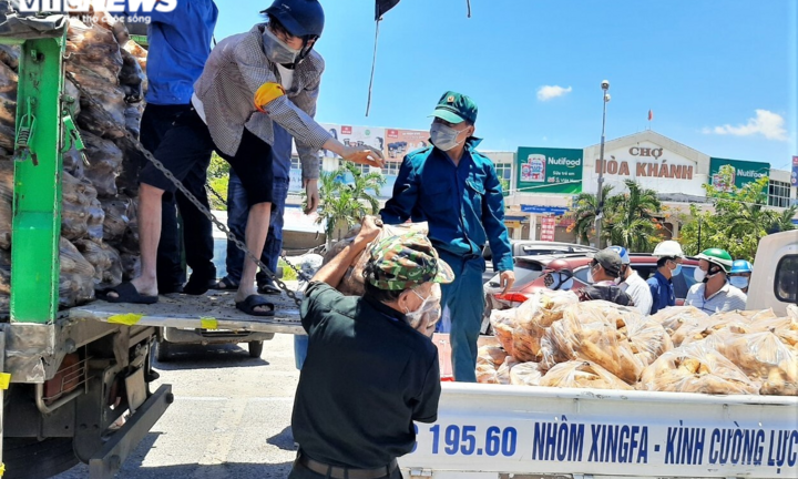 Ảnh: Xuyên ngày đêm chuyển nhu yếu phẩm hỗ trợ người dân Đà Nẵng 