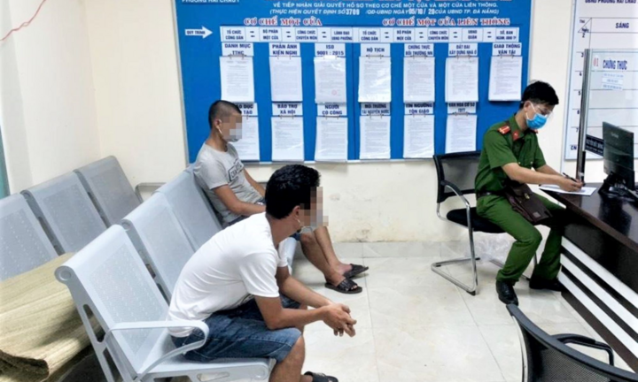 Đà Nẵng: Xử lý người thông chốt đi mua rượu, tụ tập đánh bài