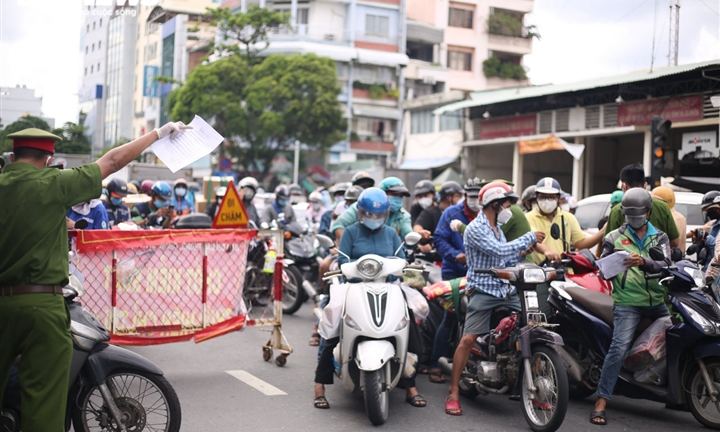 3 lý do khiến đường phố TP.HCM đông bất thường trong những ngày giãn cách