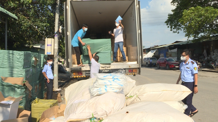 Video: Bắt giữ xe tải chứa hơn 350.000 thiết bị y tế nhập lậu ở TP.HCM
