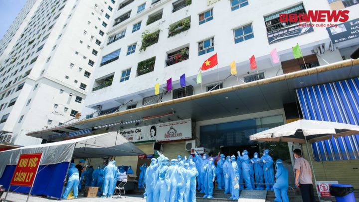 Video: Phong tỏa một chung cư có nhiều ca mắc COVID-19 ở Hà Nội