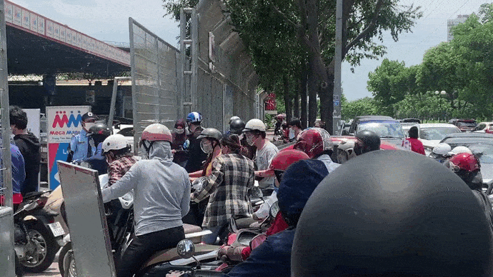 Video: Người dân TP.HCM xếp hàng dài ở siêu thị mua nhu yếu phẩm