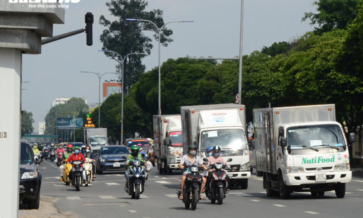 Ảnh: Xe cộ ùn ùn ra đường tại TP.HCM như chưa hề có dịch