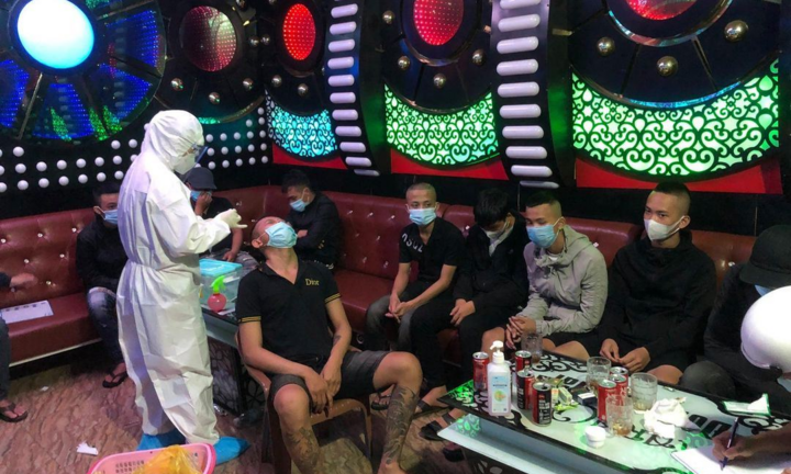 Bất chấp lệnh cấm, quán karaoke - massage mở cửa đón 21 thanh niên 'phê' ma túy