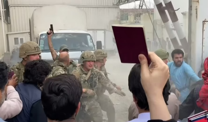 Binh sỹ Anh chật vật chặn đám đông hỗn loạn ở sân bay Kabul