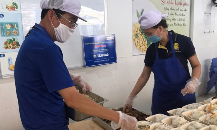 Thầy trò làm hơn 1.000 suất ăn tặng tuyến đầu chống dịch