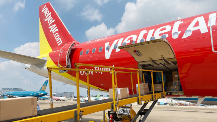 Vietjet vận chuyển thiết bị y tế viện trợ từ Đức về TP.HCM