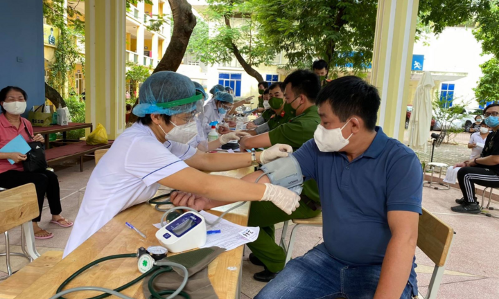 Vì sao nhiều người tăng huyết áp đột ngột khi đi tiêm vaccine COVID-19?