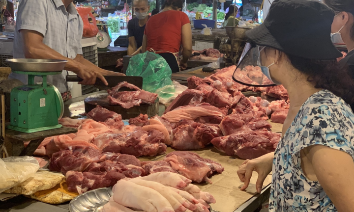 Giá heo hơi giảm sâu, thịt thành phẩm không chịu giảm: Ai đứng sau giữ giá?