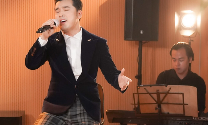 Ưng Hoàng Phúc hát 'live' bản hit 20 năm trước khiến khán giả bồi hồi