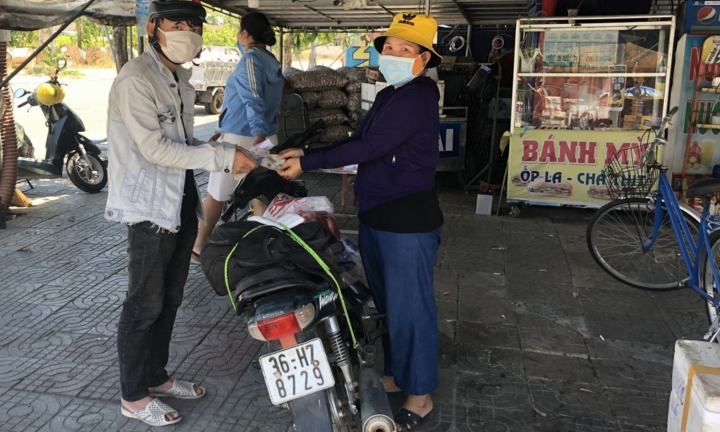 Vừa nhận xe đạp, nam thanh niên thất nghiệp, đi bộ được tặng xe máy về quê