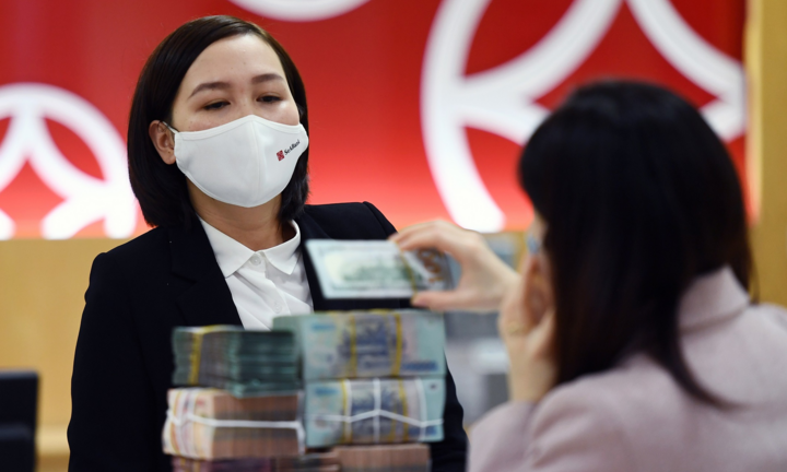 Lãi suất liên ngân hàng chạm đáy 4 tháng