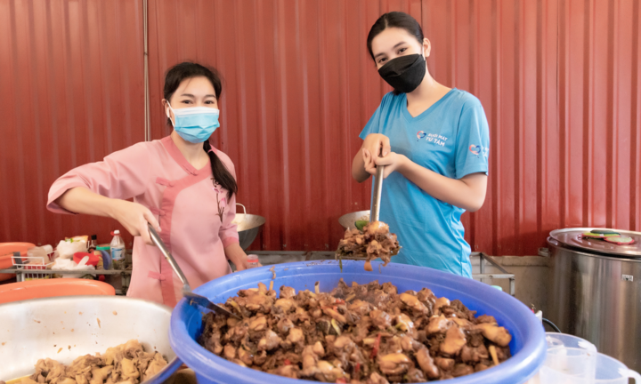 Đón sinh nhật, Hoa hậu Tiểu Vy nấu ăn phục vụ đội ngũ tuyến đầu chống dịch