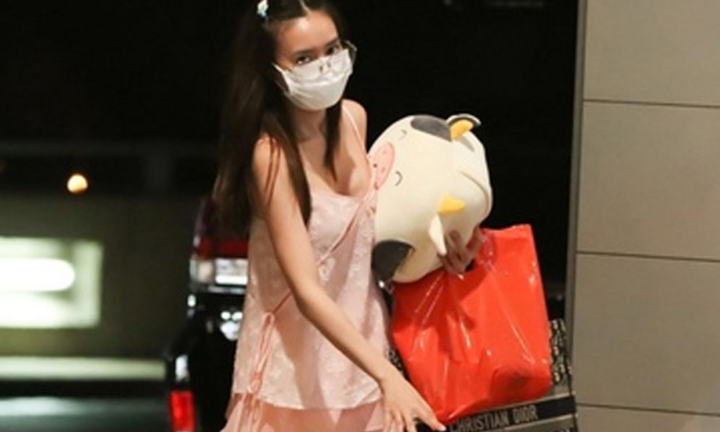 Lan Ngọc có đáng bị chỉ trích khi mặc bộ đồ giống đồ ngủ ra sân bay?