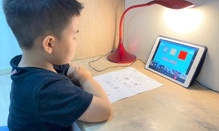 Làm sao để học sinh lớp 1 thích nghi với việc học online?