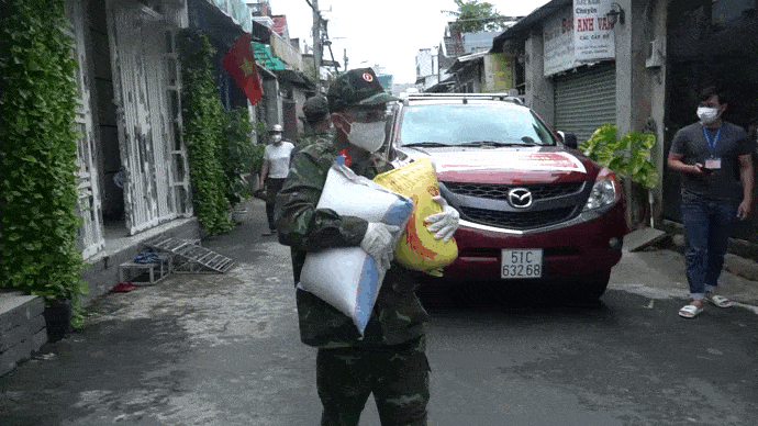 Video: Bộ đội trao lương thực đến khu phong tỏa cho công nhân thất nghiệp