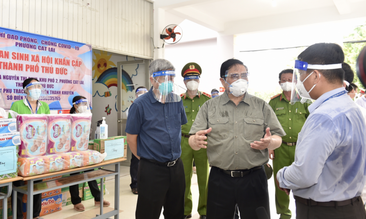 Ảnh: Thủ tướng Phạm Minh Chính kiểm tra công tác chống dịch tại TP.HCM