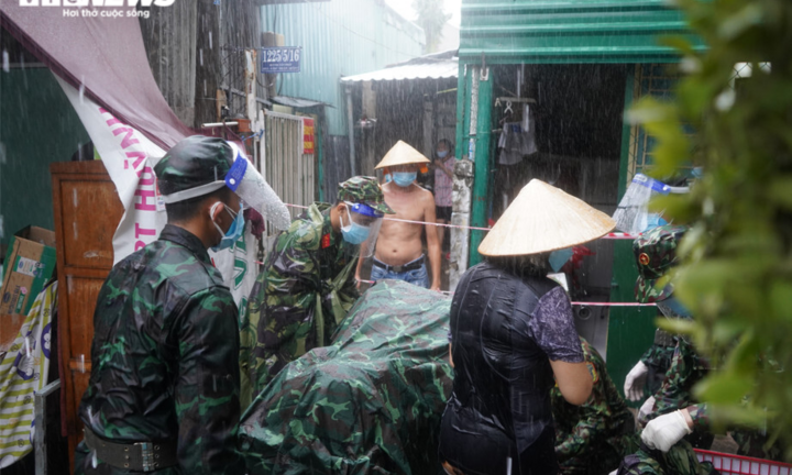 Bộ đồ lính ướt đẫm sau hành trình dầm mưa mang thực phẩm cho dân