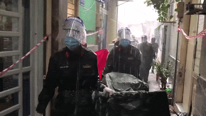 Video: Bộ đội dầm mưa mang thực phẩm tặng người dân ở TP.HCM