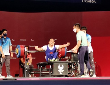 Bộ trưởng Nguyễn Văn Hùng chúc mừng VĐV Lê Văn Công giành HCB Paralympic