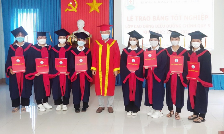 Sáng nhận bằng tốt nghiệp, tối lên đường vào TP.HCM chống dịch