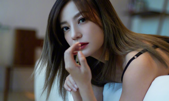 Triệu Vy bị xóa tên khỏi 'Hoàn Châu cách cách' và loạt phim kinh điển