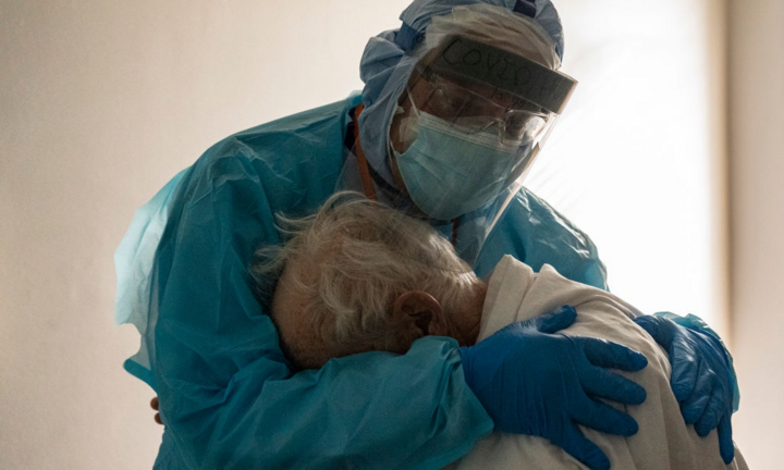 Bất lực và kiệt sức, bác sĩ Mỹ cầu xin người dân đi tiêm vaccine