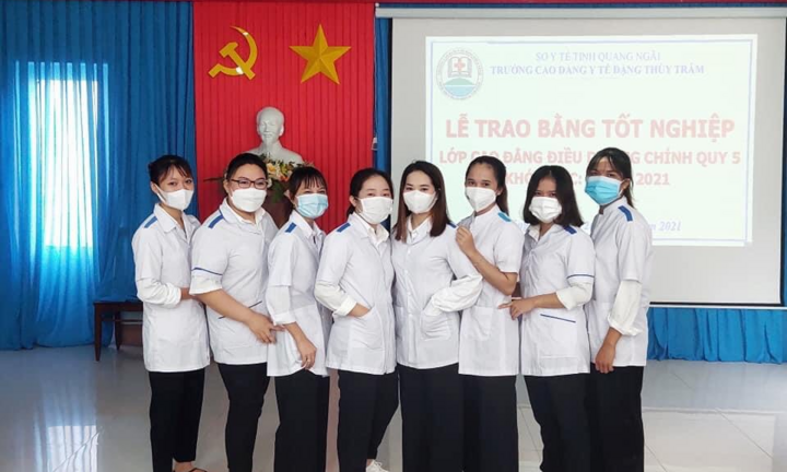 Nhận bằng tốt nghiệp buổi sáng, nhóm sinh viên xuyên đêm vào TP.HCM chống dịch