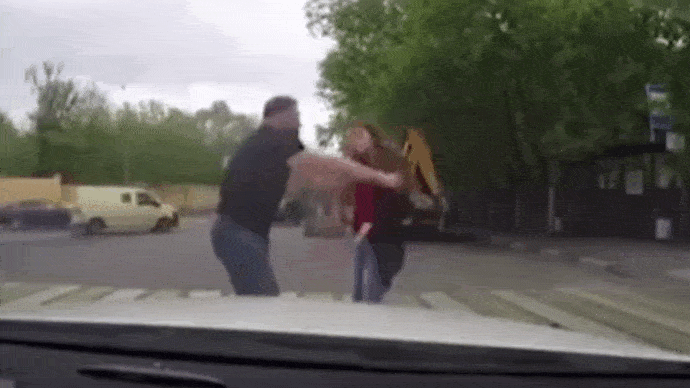 Video: Tài xế hung hăng bị cô gái tung cước hạ 'knock-out'