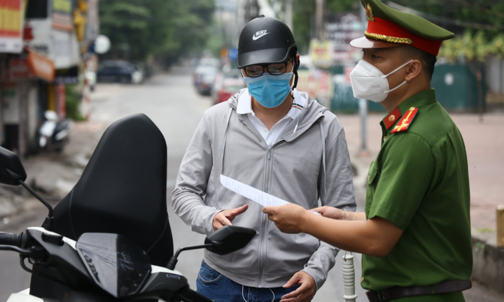 Nam thanh niên làm giả giấy đi đường, tự ký tên giám đốc công ty để qua chốt