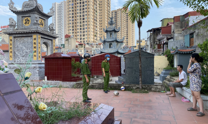 Bất chấp giãn cách, nhiều người không đeo khẩu trang vào nghĩa địa tập thể dục