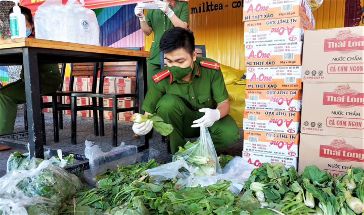 Ảnh: Công an Đà Nẵng mở 30 điểm bán hàng giá rẻ cho người dân