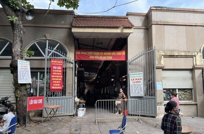 Tiểu thương dương tính SARS-CoV-2, Hà Nội tìm người đến chợ Ngọc Hà 