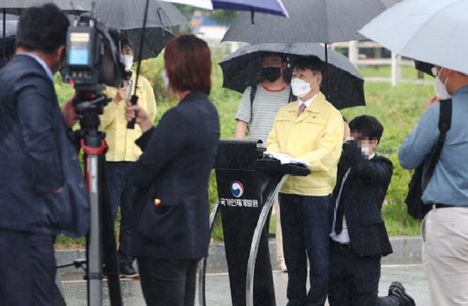 Thứ trưởng Hàn Quốc hứng bão chỉ trích vì để trợ lý quỳ gối che ô suốt 10 phút