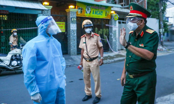 Phó Thủ tướng đến nhà F0 ở TP.HCM để thăm hỏi