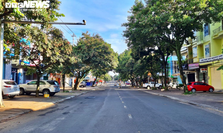 Ảnh: Hàng quán đóng cửa, đường phố vắng vẻ ngày đầu Pleiku thực hiện Chỉ thị 16