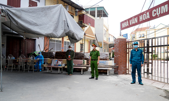 Ảnh: Phong tỏa khu dân cư ở Hà Nội sau khi phát hiện ca F0 cộng đồng