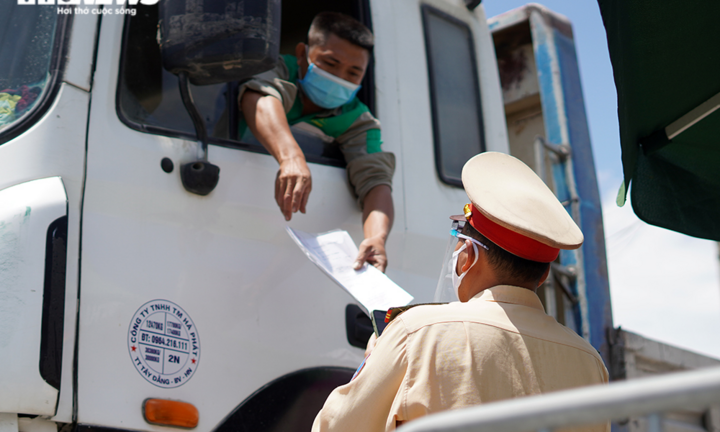 Đau đầu xin lại giấy đi đường ở Hà Nội, có doanh nghiệp 'bỏ cuộc chơi'